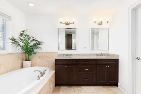 Bathroom Lights Mounted Wood Cabinet Tan Ceramic Tiles Large Bathtub — Foto de Stock