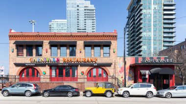 Chicago, IL, ABD - 1 Mart 2023: Carnivale Restaurant, Chicago 'nun West Loop' unda renkli dekorları ve Latin-Fusion yemekleri olan bir Latin Amerika restoranıdır..