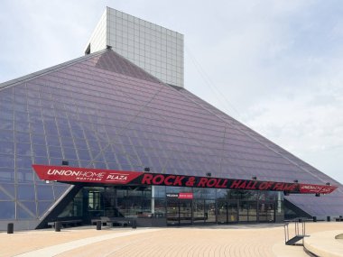 Cleveland, OH, USA - 6 Mart 2023 Rock 'n Roll Şöhretler Müzesi Cleveland şehir merkezinin göbeğinde ve hatıralarla halka açıktır.. 