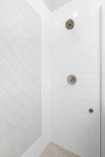 Prysznic Łazience Białym Metrem Szarymi Arabskimi Płytkami Ścianach — Zdjęcie stockowe