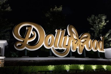 PIGEON Forge, TN, ABD - 1 AĞUSTOS 2022: lunapark logosu olan Dollywood girişi. Dollywood, Dolly Parton 'ın Dumanlı Dağlar' daki ünlü eğlence parkı..