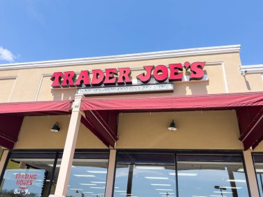 GLEN ELLYN, IL, ABD - 3 Mayıs 2023: Trader Joe 's, ABD genelinde 500' den fazla mağazası olan ve özel etiketleri ve organik ürünleri üzerinde uzmanlaşmış bir market zinciri..