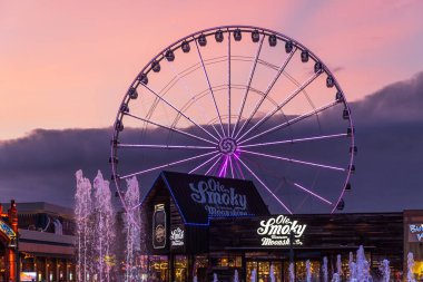 PIGEON Forge, TN, ABD - 1 Ağustos 2022: Güvercin Forge Adası 'nda her yaş için mağazalar, şaraphaneler, içki imalathaneleri ve geziler yer almaktadır..