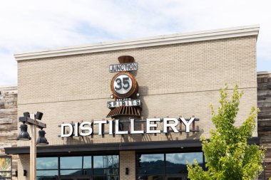 PIGEON Forge, TN, ABD - 2 Ağustos 2022 Junction 35 Spirits Dumanlı Dağlar 'da yiyecek, kokteyl ve tatlarının sunulduğu bir damıtma tesisi..