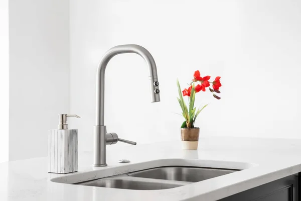 Kitchen Detail Shot Stainless Steel Faucet Sink Marble Countertop Red — Foto Stock
