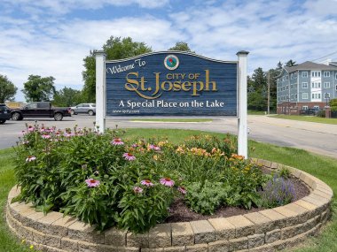 St. Joseph, MI, ABD - 8 Temmuz 2023: St. Joseph 'e Hoş Geldiniz, konukların ünlü şehir merkezine dükkan ve restoranlarla girdiği tabela.