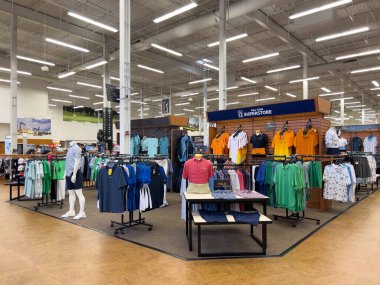 Lombard, IL, ABD - 7 Temmuz 2023: PGA Tour Superstore, ABD genelinde sadece Golf ve Tenis ekipmanları satan bir mağaza zinciri..