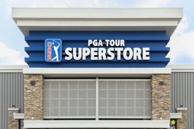 Lombard, IL, ABD - 7 Temmuz 2023: PGA Tour Superstore, ABD genelinde sadece Golf ve Tenis ekipmanları satan bir mağaza zinciri..
