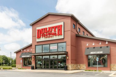 Hoffman Estates, IL, ABD - 13 Temmuz 2023 Duluth Trading Company, 1989 yılından beri faaliyet gösteren bir Amerikan iş giyimi şirketidir..