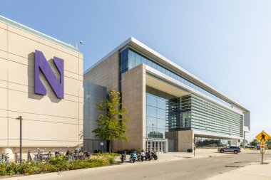 Evanston, IL, ABD - 5 Eylül 2023: Northwestern Üniversitesi 'nin Walter Atletizm Merkezi ve Ryan Fieldhouse 2018 yılında göl kampüsüne modern katkılardır..