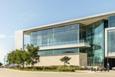 Evanston, IL, ABD - 5 Eylül 2023: Northwestern Üniversitesi 'nin Walter Atletizm Merkezi ve Ryan Fieldhouse 2018 yılında göl kampüsüne modern katkılardır..