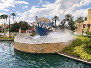 Orlando, FL, ABD - 10 Eylül 2023: Universal Studios Florida eğlence temalı gezintileri ve eğlenceleri olan bir aile tema parkı..