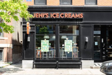 Chicago, IL, ABD - 30 Mayıs 2023: Jeni 's Splendid Dondurma zinciri, tüm ülkede ve marketlerde ürünleri bulunan bir dondurma zinciridir..