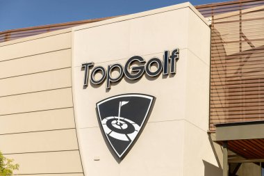 Scottsdale, AZ, ABD - 25 Ekim 2023: TopGolf birçok katlı golf sahalarına sahiptir ve her yaşın eğlenebileceği eğlenceli bir eğlence merkezidir..