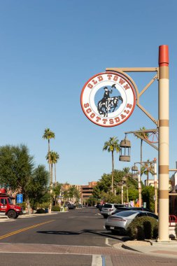 Scottsdale, AZ, ABD - 26 Ekim 2023: Old Town Scottsdale, her cadde boyunca yer alan sembolik tabelalarıyla, sanat galerileri, restoranları, barları ve kulüpleriyle ünlüdür..