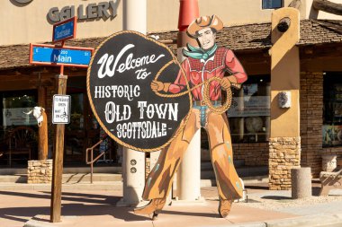 Scottsdale, AZ, ABD - 26 Ekim 2023: Old Town Scottsdale, her cadde boyunca yer alan sembolik tabelalarıyla, sanat galerileri, restoranları, barları ve kulüpleriyle ünlüdür..