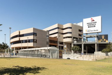 Tempe, AZ, ABD - 28 Ekim 2023: Mountain America Stadyumu Arizona State Üniversitesi Sun Devils futbol takımına ev sahipliği yapmaktadır. Saha, Kush Field, adını ünlü koç Frank Kush 'tan almıştır..