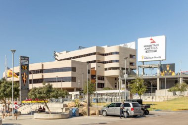 Tempe, AZ, ABD - 28 Ekim 2023: Mountain America Stadyumu Arizona State Üniversitesi Sun Devils futbol takımına ev sahipliği yapmaktadır. Saha, Kush Field, adını ünlü koç Frank Kush 'tan almıştır..