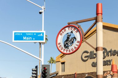 Scottsdale, AZ, ABD - 26 Ekim 2023: Old Town Scottsdale, her cadde boyunca yer alan sembolik tabelalarıyla, sanat galerileri, restoranları, barları ve kulüpleriyle ünlüdür..