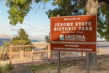 Jerome, AZ, ABD - 27 Ekim 2023: Jerome bir zamanlar Kleopatra Tepesi 'nde inşa edilmiş ve 1899 yılında kurulmuş bir bakır madencilik şehridir..