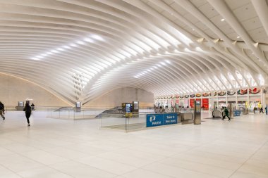 New York, New York, ABD - 12 Aralık 2023: The Oculus, Westfield World Trade Center alışveriş merkezi içinde New Jersey ve New York arasında seyahat eden PATH tren terminali.