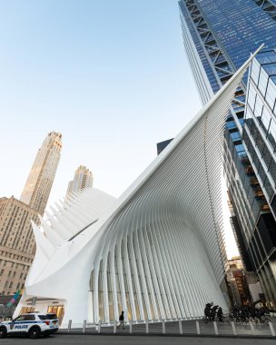 New York, New York, ABD - 12 Aralık 2023: The Oculus, ayrıca Westfield Dünya Ticaret Merkezi olarak da bilinir, bir alışveriş merkezi kompleksi ve ulaşım merkezidir. Gün doğumu.