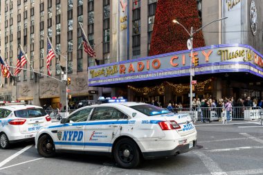 New York, New York, ABD - 11 Aralık 2023: Tatillerde Radio City Music Hall 'un önünde New York Polis Departmanı arabaları oturuyor.