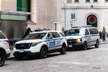 New York, New York, New York, ABD - 12 Aralık 2023: New York Polis Departmanı arabaları Wall Street 'teki New York Borsası' nın önünde duruyor.