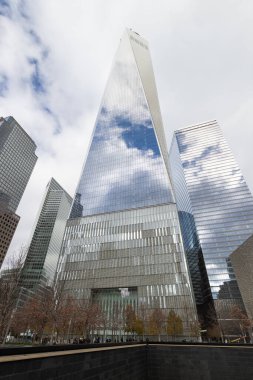 New York, New York, ABD - 9 Aralık 2023: One World Observatory at One World Trade Center, New York City 'ye tepeden bakan katlardan görüntüler sunuyor.
