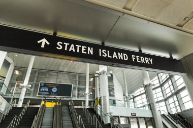 New York, New York, ABD - 11 Aralık 2023: Aşağı Manhattan 'daki Staten Island Feribot Binası. Feribot Staten Island 'a bedava gidiş-dönüş imkanı sağlıyor..