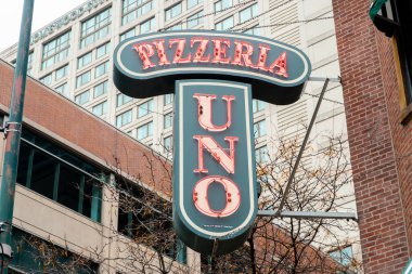 Chicago, IL, ABD - 8 Kasım 2023: Pizzeria Uno, Şikago usulü pizza zinciri. Burası 1943 'te açılan ilk yer..