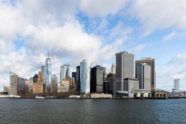 New York 'un aşağı Manhattan' ının mavi gökyüzü ve bulutlu silueti..