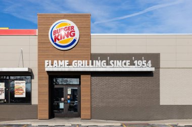Joliet, IL, ABD - 12 Şubat 2024: Logosuyla modern cepheli bir Burger King Restoranı.