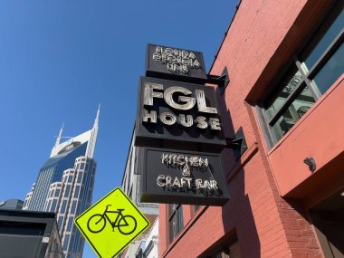 Nashville, TN, ABD - 11 Mart 2024 FGL House Nashville şehir merkezindeki Florida Georgia Line tarafından temalı bir bar ve restoran. Arka planda ATT Binası görülebilir.