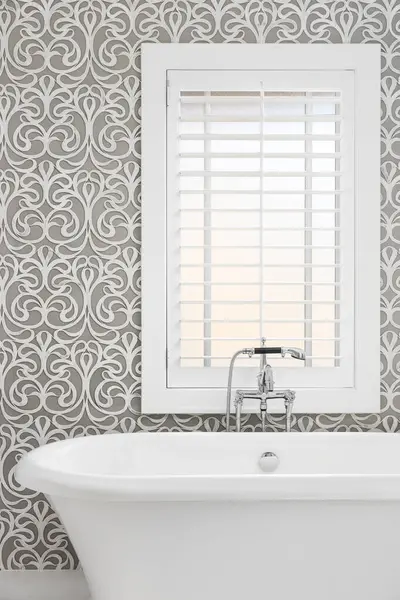 Gri Beyaz Kiremit Desenli Bir Duvarı Parlak Krom Musluğu Pencerenin — Stok fotoğraf