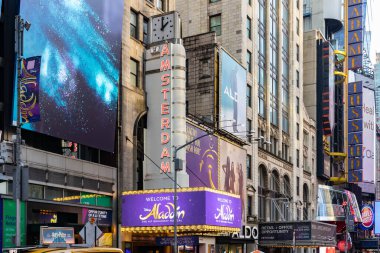 New York, New York, ABD - 9 Aralık 2023: The New Amsterdam Theatre, Broadway 'deki Times Meydanı' nın güney ucunda yer almaktadır..