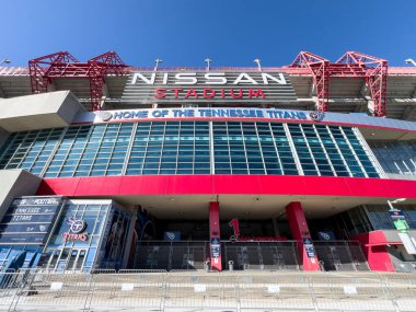 Nashville, TN, ABD - 10 Mart 2024: Nissan Stadyumu çoğunlukla NFL 'nin Tennessee Titans' ına ev sahipliği yapmakla birlikte diğer futbol ve futbol maçları, konserler ve etkinliklere de ev sahipliği yapmaktadır. Cumberland Nehri 'nin karşısında..