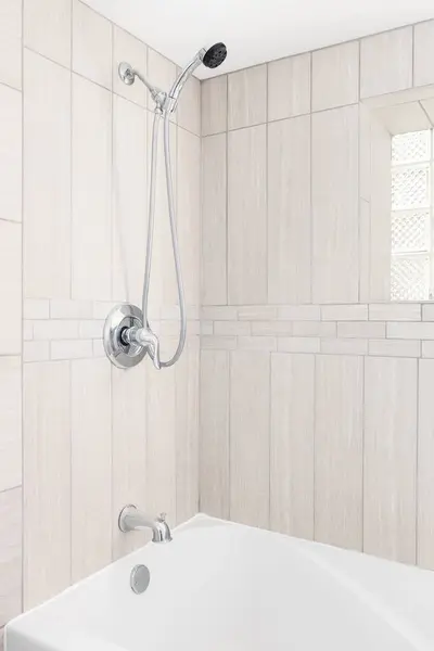 Prysznic Łazience Jasnobrązowymi Lub Brązowymi Płytkami Chromowanym Kranem Głowicą Prysznicową — Zdjęcie stockowe