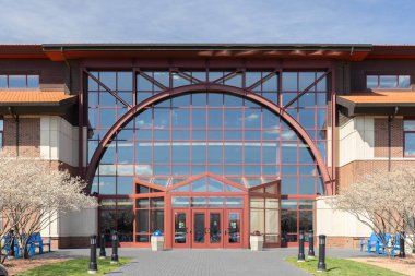 Aurora, IL, ABD - 9 Nisan 2024: Aurora Üniversitesi, Chicago 'nun banliyölerinde bulunan ve 1893 yılında kurulan özel bir üniversitedir. Crimi Oditoryumu müzik etkinlikleri, dersler ve resitallere ev sahipliği yapıyor..