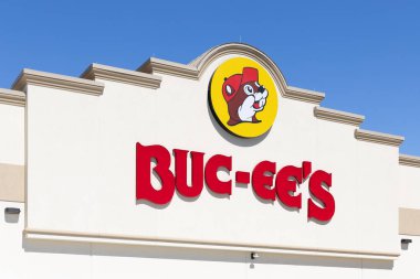 Sevierville, TN, ABD - 13 Nisan 2024: Buc-ee 's büyük miktarda benzin pompası, yiyecek, markalı ürün ve temiz tuvaletleri olan bir taşra mağaza ve benzin istasyonları zinciri..