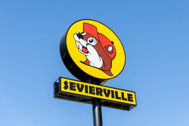 Sevierville, TN, ABD - 13 Nisan 2024: Buc-ee 's büyük miktarda benzin pompası, yiyecek, markalı ürün ve temiz tuvaletleri olan bir taşra mağaza ve benzin istasyonları zinciri..