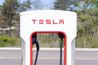 Sevierville, TN, ABD - 13 Nisan 2024: Aracı olmayan beyaz ve kırmızı Tesla şarj istasyonunun kapatılması.