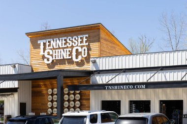 Sevierville, TN, ABD - 13 Nisan 2024: Tennessee Shine Co., yüksek alkol içeriği, tatları ve çeşitli tatları ile ülkenin önde gelen kaçak içki imalathanelerinden biridir..