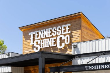 Sevierville, TN, ABD - 13 Nisan 2024: Tennessee Shine Co., yüksek alkol içeriği, tatları ve çeşitli tatları ile ülkenin önde gelen kaçak içki imalathanelerinden biridir..