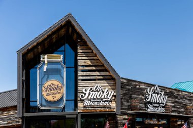 Güvercin Forge, TN, ABD - 13 Nisan 2024: The Ole Smoky Tennessee Moonshine at The Island in town of Pigeon Forge 'da tatma, kaçak içki ve diğer ürünler yer almaktadır..