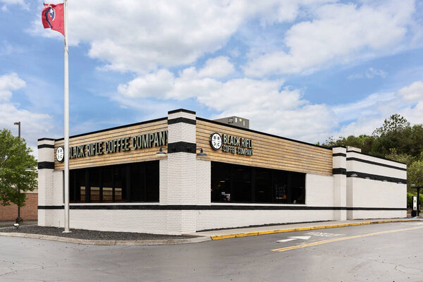 Севилл, штат Теннесси, США - 12 апреля 2024 года: Black River Coffee Company - американская компания премиум-класса, принадлежащая ветеранам, кофейни которой продаются в магазинах по всей стране..
