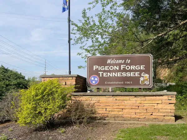 stock image Pigeon Forge, TN, USA - April 16, 2024: A Welcome to Pigeon Forge sign as guests are entering the city towards downtown.