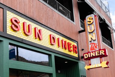 Gatlinburg, TN, ABD - 16 Nisan 2024: Sun Diner, klasik güney kahvaltısı yemekleri olan Sun Records temalı bir lokanta. Bu restoran onların Nashville 'deki başarılarının devamı..