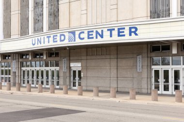 Chicago, IL, ABD - 25 Nisan 2024: Birleşik Merkez, 1994 'te açıldı, Chicago' nun en büyük kapalı eğlence mekanıdır ve Chicago Blackhawks ve Bulls 'un evidir..