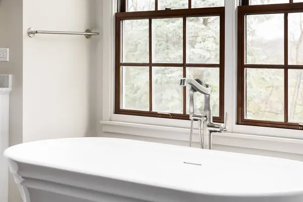 Ein Freistehender Badewannen Wasserhahn Detail Vor Einem Holzgerahmten Fenster Mit — Stockfoto